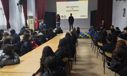 Siber zorbalığa polis kalkanı: Gençlere dijital dünyanın şifrelerini anlattılar