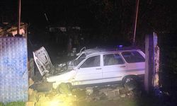 İzmir'de bahçe duvarına çarpan otomobildeki 1 kişi hayatını kaybetti