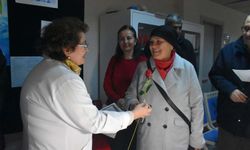 İzmir’de irade zaferi: Yarım asırlık tiryakiler zehri attı, ödülü bir dal gül oldu