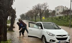 Sağanakta örnek dayanışma: Büyükşehir zabıtası İzmirliyi sırtında taşıdı