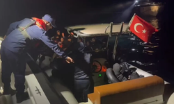 İzmir açıklarında düzensiz göçmen operasyonu: 11’i çocuk 28 kişi yakalandı