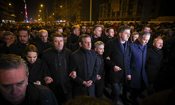 Depremin üçüncü yılında Adıyaman’da sessiz adımlar: 04.17’de karanfiller bırakıldı