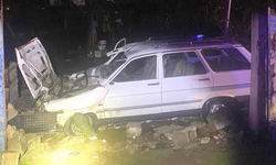 İzmir Ödemiş’te gece yarısı kaza: Bahçe duvarına çarpan otomobilde 1 kişi hayatını kaybetti