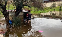 İzmir’de sel sularına karşı insanlık zinciri: İtfaiye eri vatandaşı sırtında kurtardı