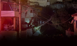 Konak’ta fırtına sonrası yangın paniği: Devrilen ağaç enerji hattını tutuşturdu