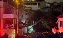 Konak'ta fırtına ağacı devirdi, enerji hattı alev aldı