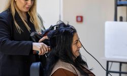 İzmir’de Mobil kuaför hizmeti kadınların yaşamına dokunuyor