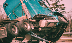 İzmir'de feci kaza; Tırın altında kalarak can verdi