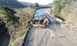 Sağanak nedeniyle çöken yol kısmi olarak trafiğe açıldı
