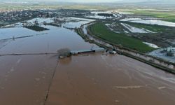 Salihli'de sağanak sonrası köprü yıkıldı, yollar kapandı