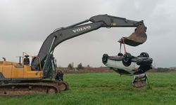 Sel sularına kapılan otomobilden kaçan şüpheli aranıyor