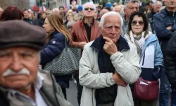 Komşuda emekliler sokağa indi