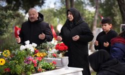 İzmir’de bayramın ilk gününde şehitlikte hüzün: Aileler yakınlarının kabirlerini ziyaret etti