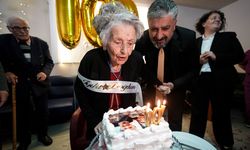 Asırlık çınar Melahat Olcay yeni yaşını torunlarıyla kutladı