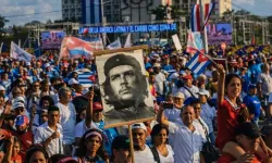 İnsanlar valizlerle Küba'ya ilaç taşıyor