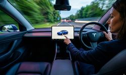 Arabalarda Dokunmatik Ekran Devri Neden Bitiyor?