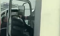 Karşıyaka'da Yol Zorbalığı: Kamyonet Kapısıyla Servis Aracına Saldırdı!
