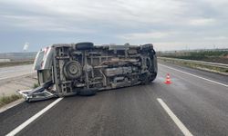 Lastiği patlayan ambulansın devrildi