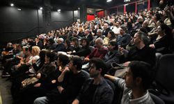 Bornova’da tiyatroya ayakta alkış