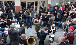 Bornova’da bayramın sesi sokaklara taştı: ‘Arife Çalgısı’ geleneği mahalleyi bir araya getirdi