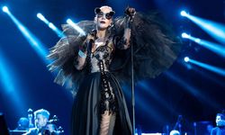 Hande Yener’den Sezen Aksu’ya vefa konseri