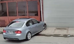 İzmir’de drift yapan sürücü dükkâna çarptı: 58 bin lira ceza kesildi