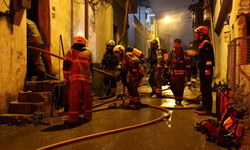 İzmir’de gece yarısı yangın paniği: Konak’ta 2 katlı ev alevlere teslim oldu