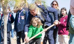 Başkan Tugay sözünü tuttu: Çocuklarla birlikte 400 fidan toprakla buluştu