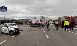 Denizli’de feci kaza: İki otomobil çarpıştı, 1’i ağır 4 yaralı