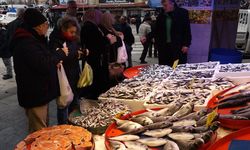 Tezgahlarda ramazan bereketi: Gözdeler hamsi ve istavrit