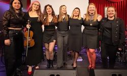 İzmir’de kadınların sesi geceye damga vurdu