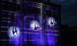 İzmir Tiyatro Festivali 'KOLKA' performansı ile gökyüzünde kapanacak