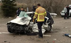 Uşak’ta korkutan kaza: Bariyere çarpan otomobilde 3’ü çocuk 5 yaralı