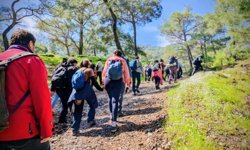 Efes Mimas Yolu'nda bahar yürüyüşü