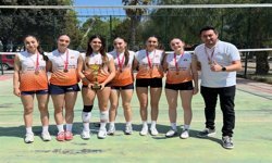 İEÜ’de çifte kupa sevinci: Yelken ve voleybolda büyük başarı