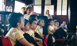 Mavi sürgün çocuklarla selamlandı: Halikarnas Balıkçısı Bergama Vapuru’nda anıldı