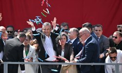 Özgür Özel, Manisa'da Mesir dağıttı