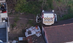 Evin çatısına araç düştü!