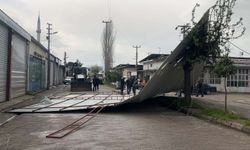 İncirliova’da fırtına dehşeti: Sanayi sitesinde dev çatı kağıt gibi uçtu