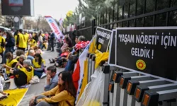 Eğitimcilerden MEB önünde protesto