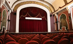 İzmir’de Elhamra perdesini delilikle açıyor