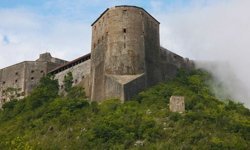 Laferriere Kalesi turist akınına dayanamadı: 30 kişi hayatını kaybetti