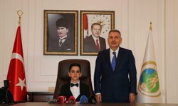 Vali Elban koltuğunu matematik şampiyonu Can'a devretti