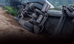 Ödemiş’te feci kaza: Kamyon şarampole uçtu, sürücü yaralandı