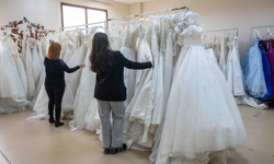 Bornova’dan genç çiftlere umut: Gelinlik desteğiyle yeni hayatlara dokunuş