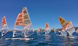 Foça’da rüzgarın şampiyonları sahnede: Techno 293 heyecanı tam gaz