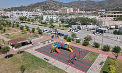 Karşıyaka’da parklar modern görünüme kavuştu