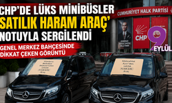 CHP’de lüks minibüsler “satılık haram araç” notuyla sergilendi