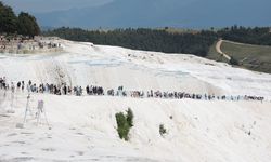 Beyaz cennette tarihi yoğunluk: Pamukkale’de adım atacak yer kalmadı