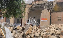Çatılar uçtu, ağaçlar devrildi: 23 yaralı